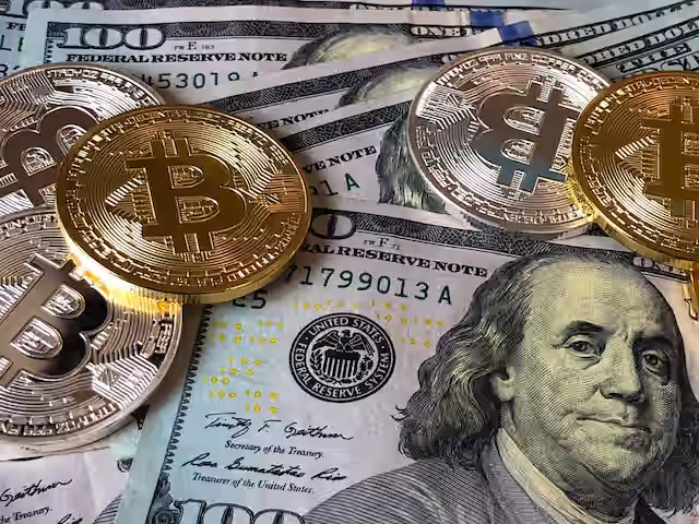 Monedas de bitcoin sobre billetes de dólares